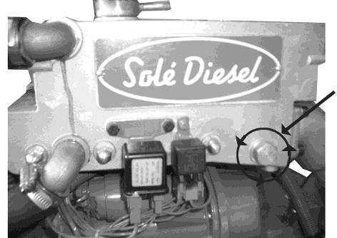 Starta motorn och se till att det inte läcker vatten runt locket. Fig. 7.