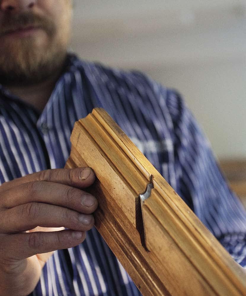 Hantverkslaboratoriet är ett nytt försök att bemöta detta gamla problem, nämligen behovet av hantverkskunskap för att vårda äldre byggnader och kulturmiljöer.