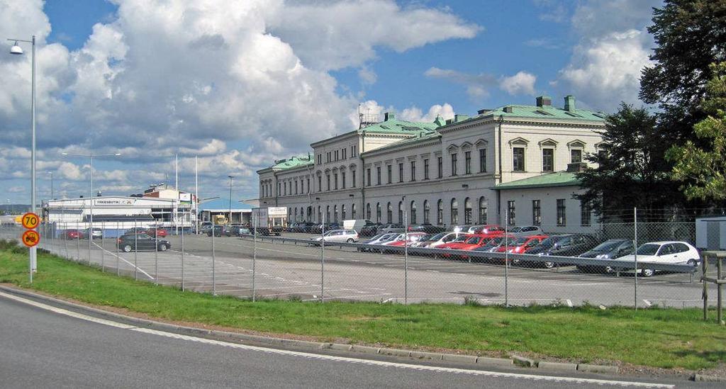 Befintlig bebyggelse Förutom stationsbyggnaden finns på tomten en magasinsbyggnad, som idag används som byggvaruhandel.