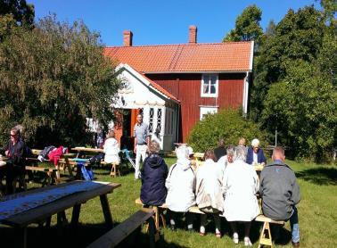 Utflykter och resor Medlemsutfärd till Andersudde fredagen den 15 april 35 medlemmar hade förmånen att en vacker vårdag få komma till Andersudde på konstvisning.