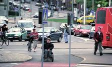 Utformning 15 2:3 Var aktsam vid användning av ledplattor i stråken, tvinga inte ut rullstolsburna i cykelbanan. Gågata/gångfartsområde Gågata/gångfartsområde innebär restriktioner.
