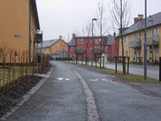 20 Utformning Cykelfält Cykelfält byggs endast i undantagsfall i Göteborg. ex bild 3:11-12. Där platsen är begränsad, framförallt i stadens centrala delar, kan det dock utgöra ett alternativ.