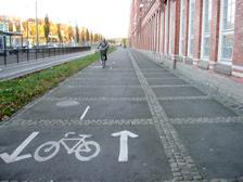 Det måste tydligt framgå vilken yta som är avsedd för cykeltrafiken och vilken som är avsedd för de gående. Tänkbara beläggningar är s k pågrusyta, natursten samt stenmjöl på cykelvägar.