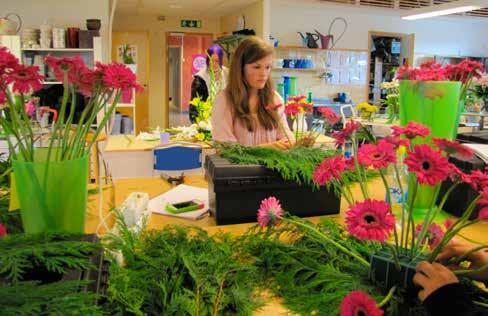 Munkeröds Utbildningscenter i Stenungsund veckor har du praktik och får tillämpa dina kunskaper i en blomsteraffär (APL).