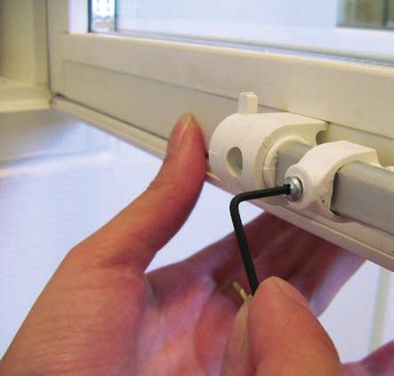 Lösgör beslaget genom att vrida skenan ett kvarts varv för hand eller med handtag alternativt skruvmejsel som passar i