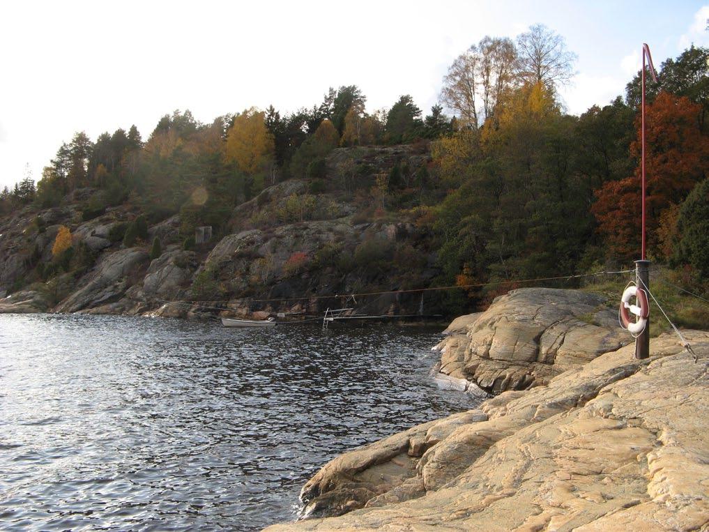 Kullen Fotovy från båtbryggan i Solvik mot de nedre delarna av Ravinen.