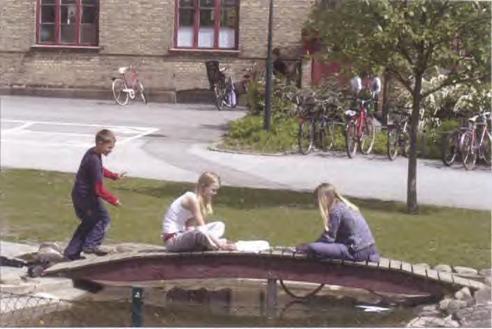 GRONA FAKTA 4/2003 som ett pedagogiskt rum och ställer krav på den på samma sätt som man gör på klassrum, slöjdsalar, bibliotek och andra resurser inomhus.