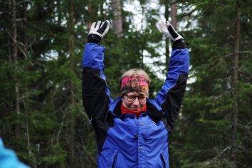 Vi använder stubbar, stenar och höjdskillnader för att mjukt öva balans, rörlighet och styrka.