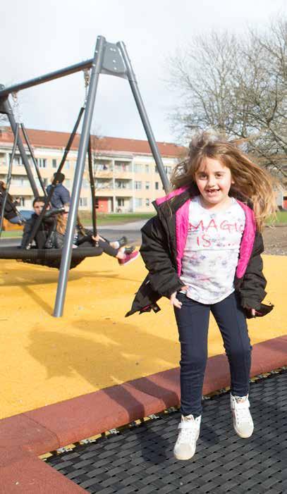 PORTENPARKEN EN SUCCÉ FÖR ALLA ÅLDRAR Mina tjejer träffar ofta andra barn som de leker med, vilket är jätteroligt Lekglädje i Portenparken Konstgräsplan, interaktiv lekutrustning, parkourbana,