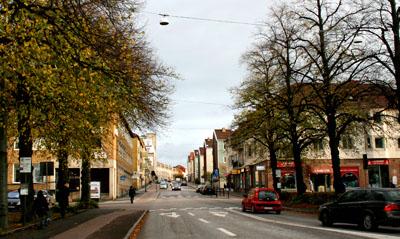 Kungsladugård. Av verksamheten återfinns inte många spår, dock står den stiliga träbyggnaden till vänster i bild fortfarande kvar.