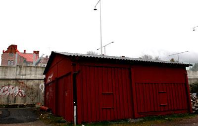 Rakt fram syns korsningen Allmänna vägen och Slottsskogsgatan med några hus och i horisonten skymtar Carl Johans kyrka.