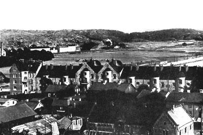Fotot visar Kungsladugårds ängar nerifrån Klippan. Troligen är fotot taget uppifrån berget där Gamla Älvsborgs slott ligger.