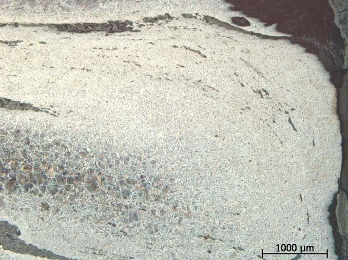 anslutning till de bredare slagginneslutningarna. Lokalt kan en s.k. Widmanstättenstruktur ses, vilket visar att materialet blivit kylt. Figur 37. Fnr 1559 från A27.