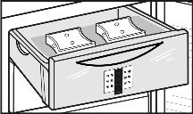 För skåp med NoFrost: u Låt det undre lådfacket vara kvar i skåpet! u Håll alltid ventilationsöppningarna på bakväggen fria! 5.7.8 Info-system Fig.
