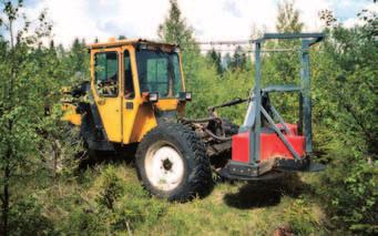 "Grenkrossen" Ekipaget För stråkröjningen användes en FAE Grenkross som marknadsförs av Tecura AB. Aggregatet var monterad på en skogsanpassad traktor, Valtra XM 150.