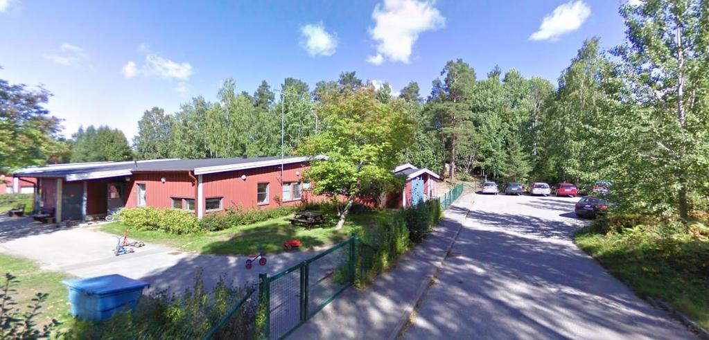 Figur 5. Befintlig förskolebyggnad samt parkering på områdets östra sida. (Google Maps, 2018) 1.