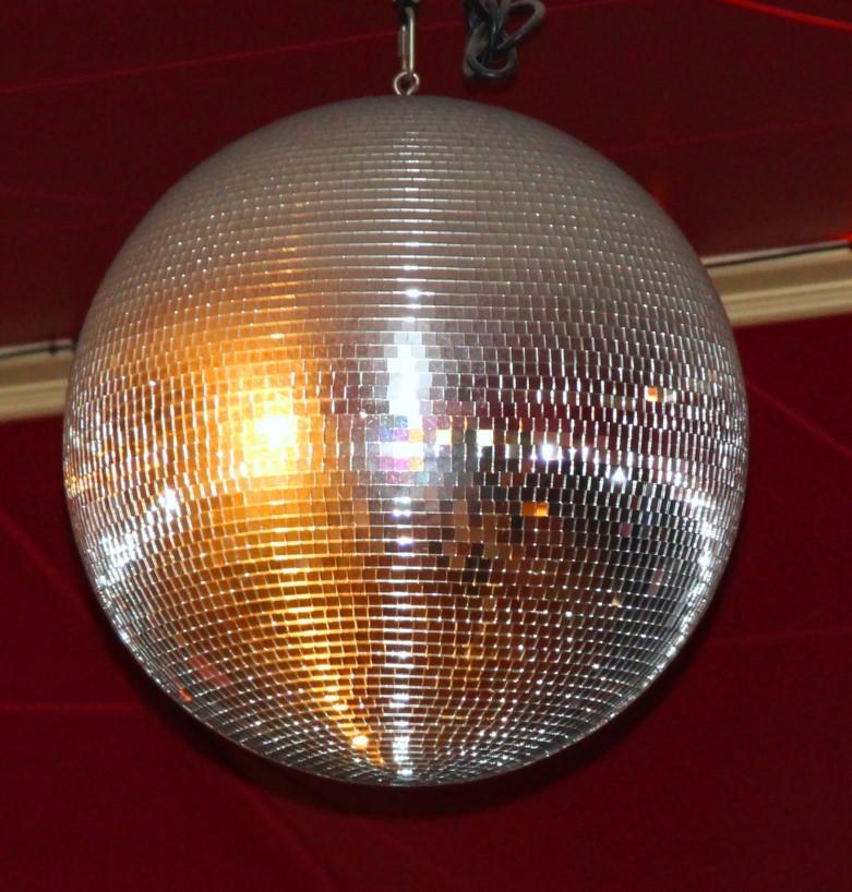 Disco i Eslöv Fredag 7 december Ikva ll blir det discö i Eslö v. Vi a r i Ekena sskölans matsal, Skölgatan 18. Kiösken a r ö ppen da r kan du kö pa körv, kaffe, te, la sk öch gödis.