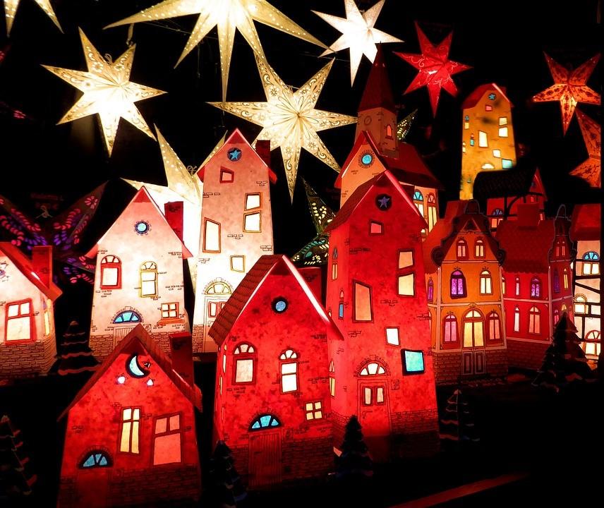 Julmarknad i Hjärup Lördag 15 december Vi besö ker julmarknad i Jakribörg, Hja rup. De söm a ker ta get dit, kö per sja lva sin ta gbiljett. Vi ga r runt i mysiga Jakribörg öch tittar pa marknaden.