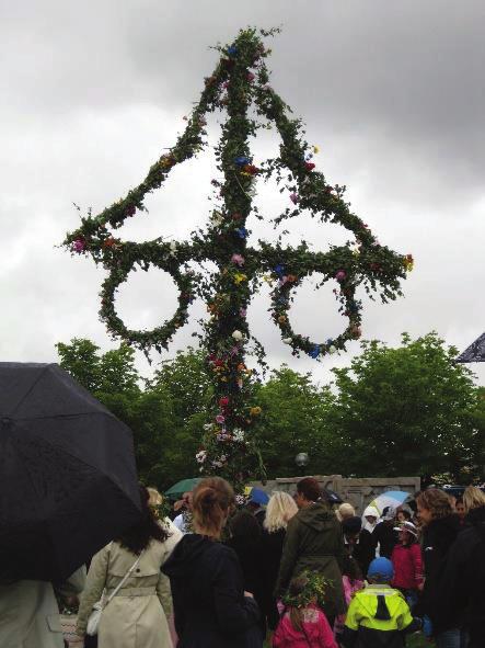 Varje onsdag från 20 juni till och med 25 juli kl 16-18 finns biodlare vid kupan och berättar och visar bilder. Midsommarfirande 22 juni kl 12.00 Museiparken. Vi klär stången. Tag gärna med blommor!