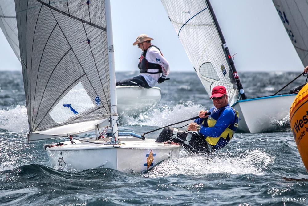 Svante Collvin in action under ett av racen i 2017 års Finn World Masters som seglades på Barbados. Foto: Claire ADB. Du deltog i Finn World Masters som seglades på Barbados i juni 2017 hur var det?