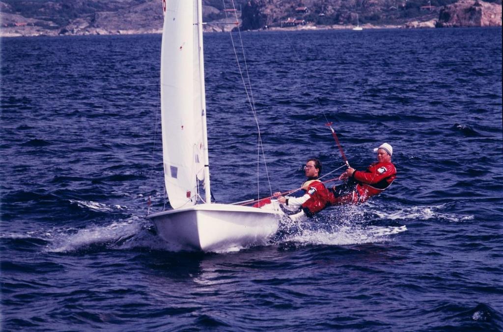 Hans QRT Jonsson och Svante Collvin in action i sin 470. Under Travenmünde Worche blåste som fan. Det blåste t.o.m. så hårt att ORT tappade ena linsen. En regatta i Träslövsläge.