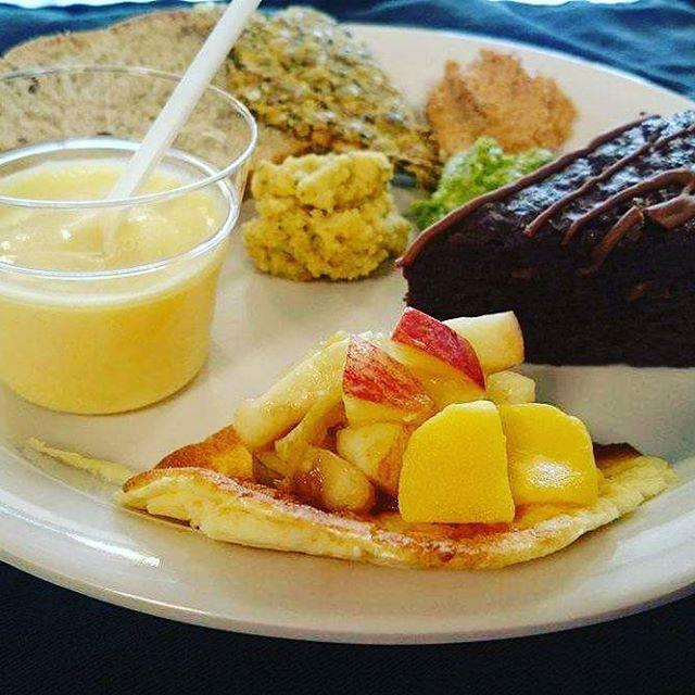 Kostavdelning Kesoplättar med tärnad frukt och mango-ginger-smoothie. Fröknäcke och surdegsbröd med olika röror: hummus, solrosspread och Hulkens röra (grön röra med ärter och linser).