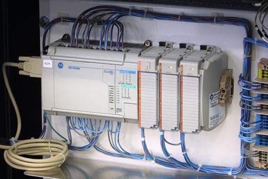 PLC Programmable Logic Controller En PLC består av ingångar och utgångar som tar emot och skickar elektriska signaler.