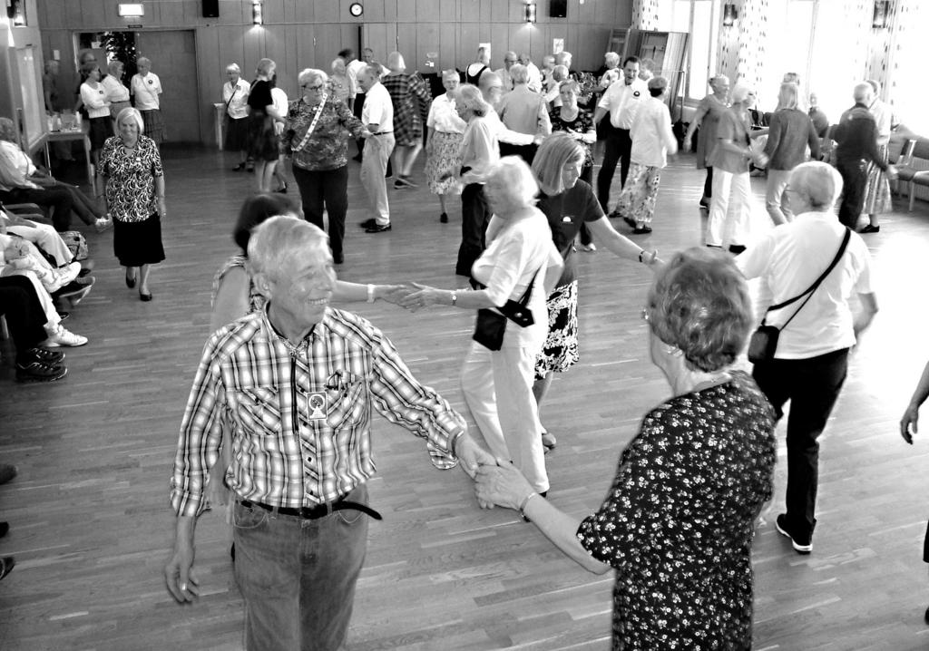 Ett hundratal kickade off Fredagen den 12 september hade vi i Seniorerna vår Kickoff-dans.