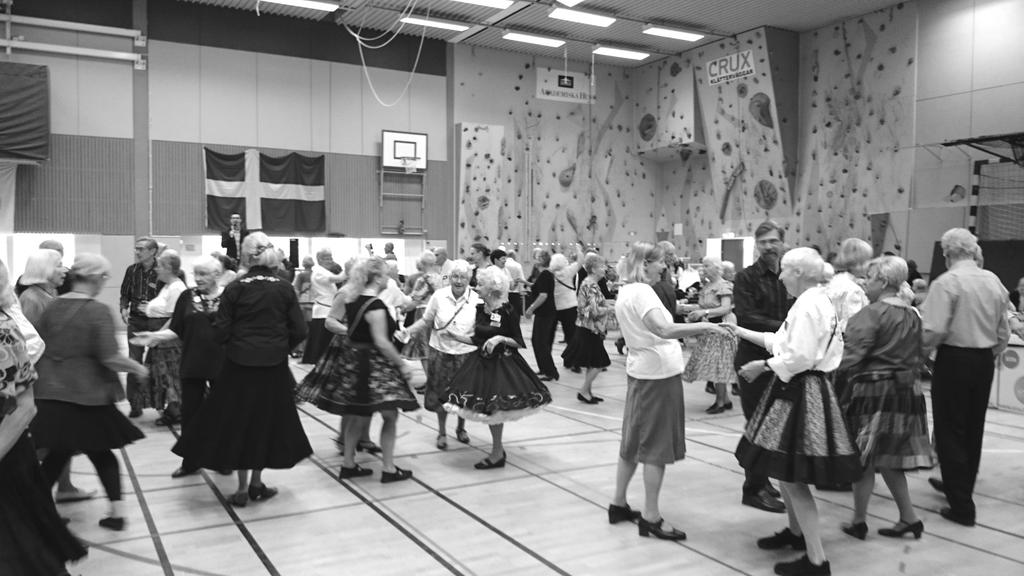 Glada dansare från många klubbar på Stora seniordansen Så var det dags, en kulen oktoberförmiddag, att ta sin kasse med skorna och med ett förväntansfullt sinne ge sig väg