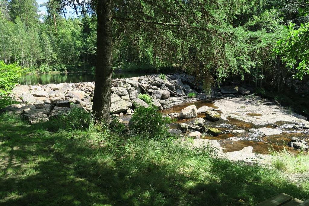 Bild 2. Strömsån hinder D1, naturfallet vid gamla sågen. Äldre byggnadsruiner syns till vänster i bild. Bild 3. Strömsån hinder D1, dammen strax uppströms naturfallet vid gamla sågen.