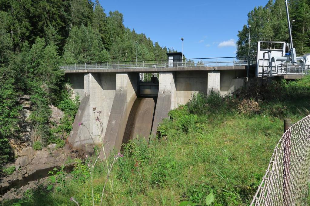 Strömma kraftverk är relativt ny anläggningen och startades 1985. Enligt uppgift från närboende finns det en minimitappning till Strömsån på 100 l/sekund. Bild 4.