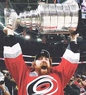 V roku 2006 zdvihol nad hlavu Stanleyho pohár, o rok na to sa stal v Moskve majstrom sveta. V NHL odohral 484 zápasov, vyskúšal si aj ruskú KHL. A dnes?