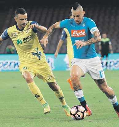 FOTO TASR/AP Futbalisti SSC Neapol si po vydarenom víkendovom zápase v Crotone (2:1) pripísali na konto ďalšiu výhru, keď si na domácom štadióne poradili s Empoli 2:0.