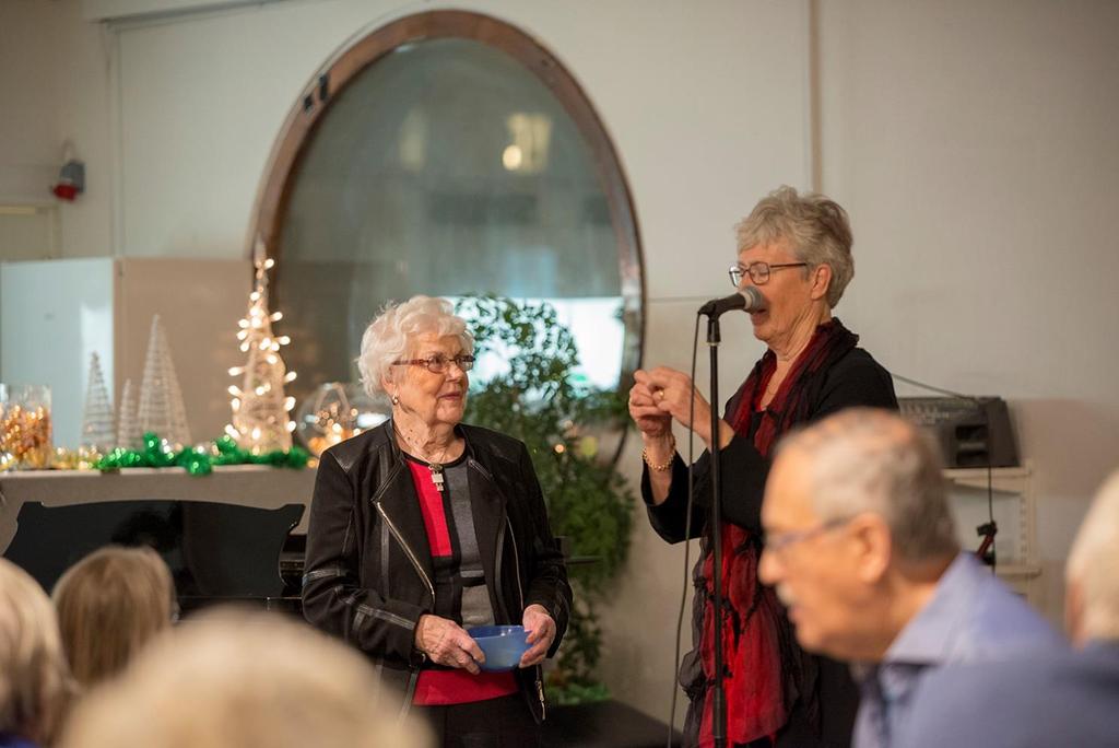 Annelise och Karin drar vinnare av presentkort.