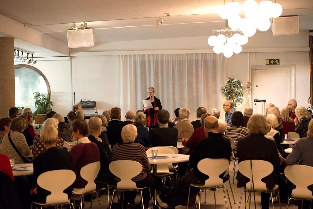 En del av uppmärksamt lyssnande medlemmar. Karin berättade om Teaterföreningens föreställningar under våren 2018.