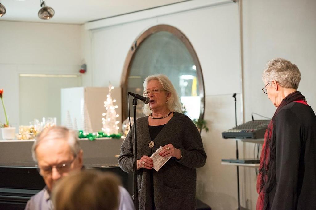 Kerstin Vikman från Publikföreningen tog över och berättade om vårens teatercaféer och dess innehåll.