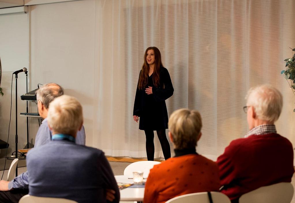 Publiken lyssnade och njöt. Elev från Kapellsbergs Operastudio.