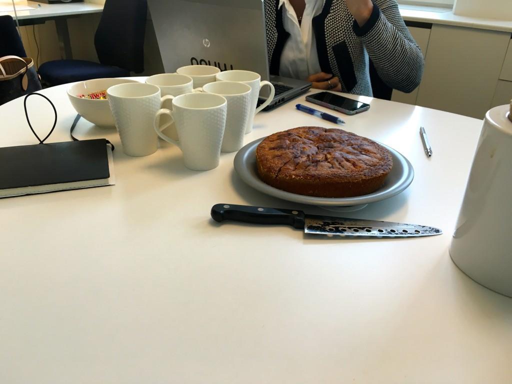 Maija hade vågat sig på att baka en äppelkaka till vårt möte.