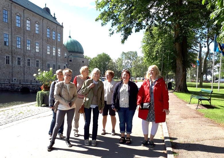 Upptakt för bokcirkeln. Under ledning av bibliotekarie Anna-Karin Svensson samlas ett tiotal kvinnor i Grönahögs bibliotek/bygdegård en gång i månaden för att delta i en bokcirkel.