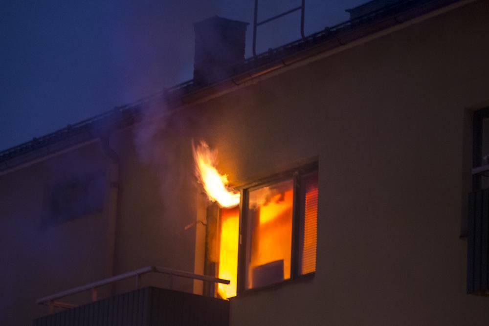 Om det börjar brinna Varje sekund räknas. Handlar du på rätt sätt kan du motverka att en totalbrand utbryter. Lyckas du med det ökar chansen att rädda liv och egendom.