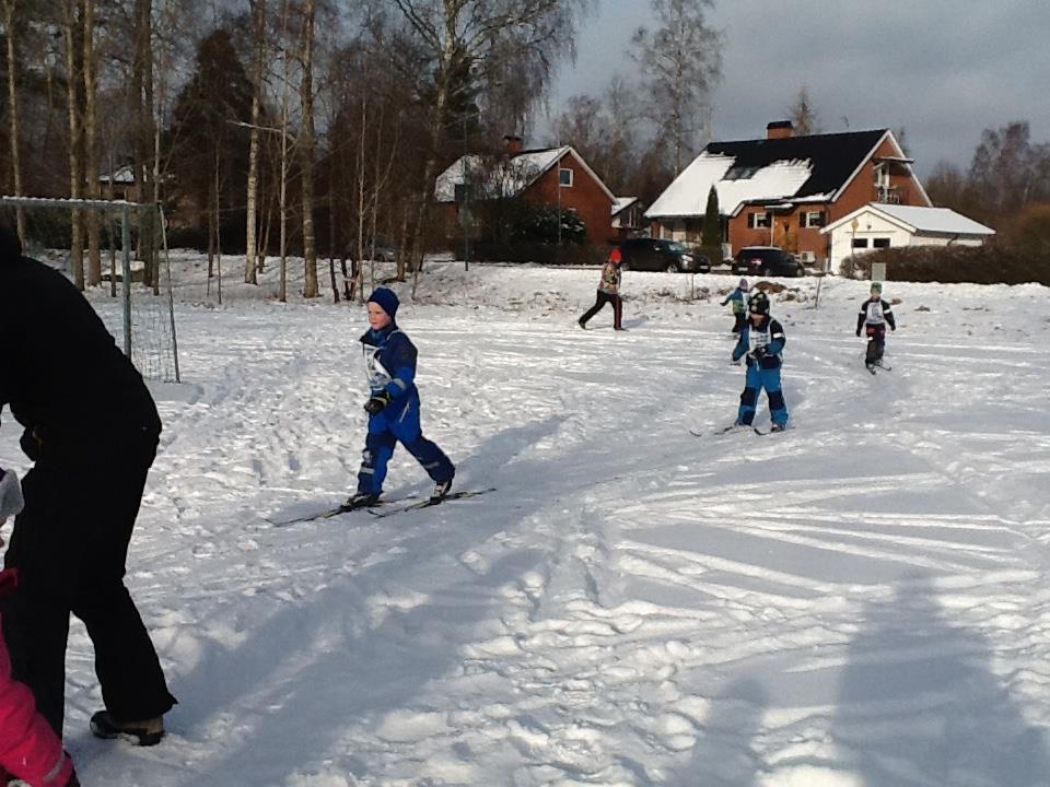 Under vintern spolade föräldrarna is på den närliggande fotbollsplanen som ligger i anslutning till vår förskola. Denna skridskobana utnyttjades flitigt den tid som isen låg kvar.