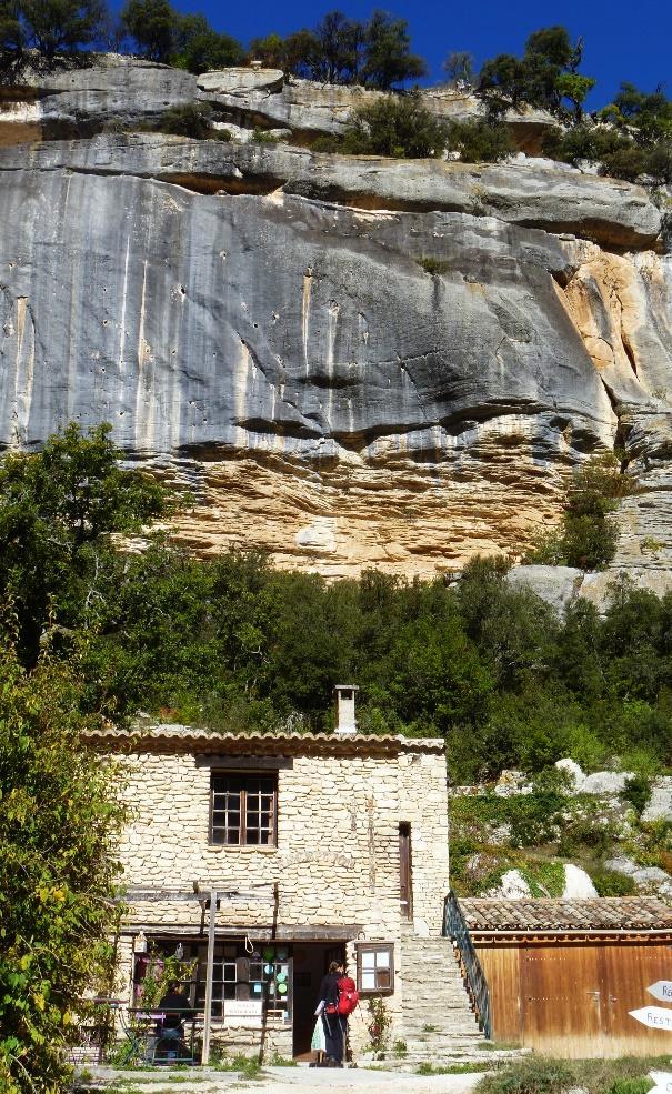 Det bästa av Provence, Isle sur la Sorgue Apt, 7 nätter 3(7) förhoppningsvis har du krafter kvar att gå upp till ruinen på toppen av klippan och betrakta den fantastiska utsikten över området.