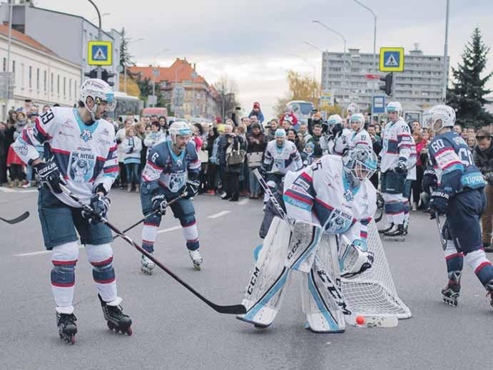 24 KALEIDOSKOP utorok 14. 11. 2017 Nitrania zastavili premávku Križovatka v centre Nitry je uzavretá na niekoľko minút, hlásili v sobotu popoludní dopravné servisy slovenských rádií.