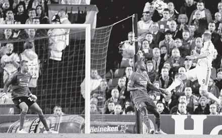 www.sport.sk FUTBAL 13 VČERAJŠIE ZÁPASY 3. KOLA SKUPINOVEJ FÁZY LIGY MAJSTROV Real uštedril lekciu Liverpoolu Stredajší večer v Lige majstrov sa počtom gólov nemohol porovnávať s rekordným utorkom.