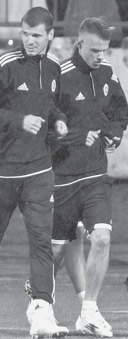 www.sport.sk FUTBAL 3 DNES O 19.00 h V TREŤOM ZÁPASE SKUPINOVEJ FÁZY EURÓPSKEJ LIGY Slovanisti počas včerajšieho tréningu na upršaných Pasienkoch.