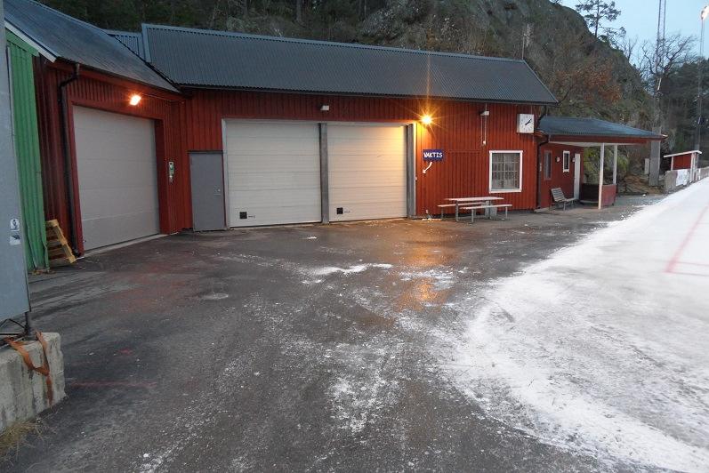 Ösby 1:567 och 1:78 7(17) Vaktmästarlokaler och garage Invid ishallen och bandyrinken finns vaktmästarlokalen med tillhörande garage.