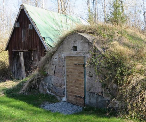 Uthuset och stenkällaren är också viktiga