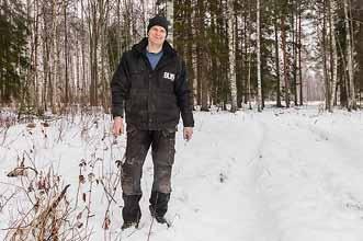 Foto: Diakrit Håkan är en entreprenör som brinner för det lokala kretsloppet. Lokala råvaror blir lokal värme. Panncentralen är placerad centralt i byn för att minska värmeförluster.