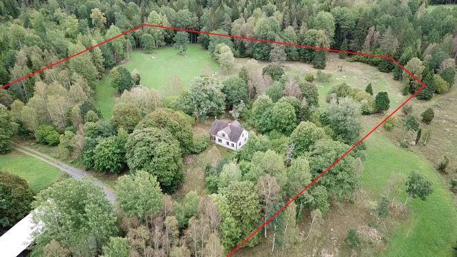 Fritidslantbruk, nordost om Åseda Fritidslantbruk i Näshults-Hulu ca: 12 km nordost om Åseda. Ca: 5 ha mark varav ca: 1,5 ha skog, 2 ha bete och 1 ha åker. Bostadshus 1,5-plan om 6 rum o kök, 130 kvm.