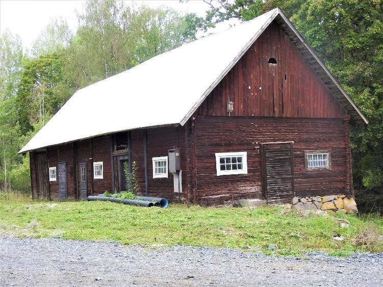 Övrigt Mindre timrad förrådsbyggnad med tak av plåt. Byggnaden innehåller garage och vedbod. Stor Jordkällare.